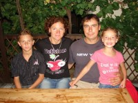 /album/fotogalerie-rodinne-foto-2010/irena-a-lubos-bulinovi-s-lubosem-a-nelou-jpg/